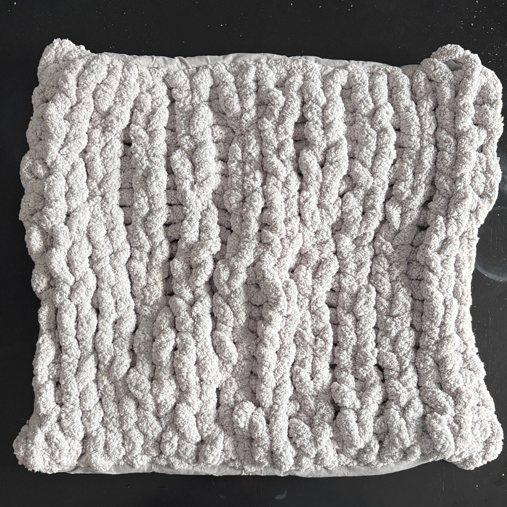 🪷NWOT Grey Chunky Knit Pillow Cover, 18" X 18" - Picture 2 of 4